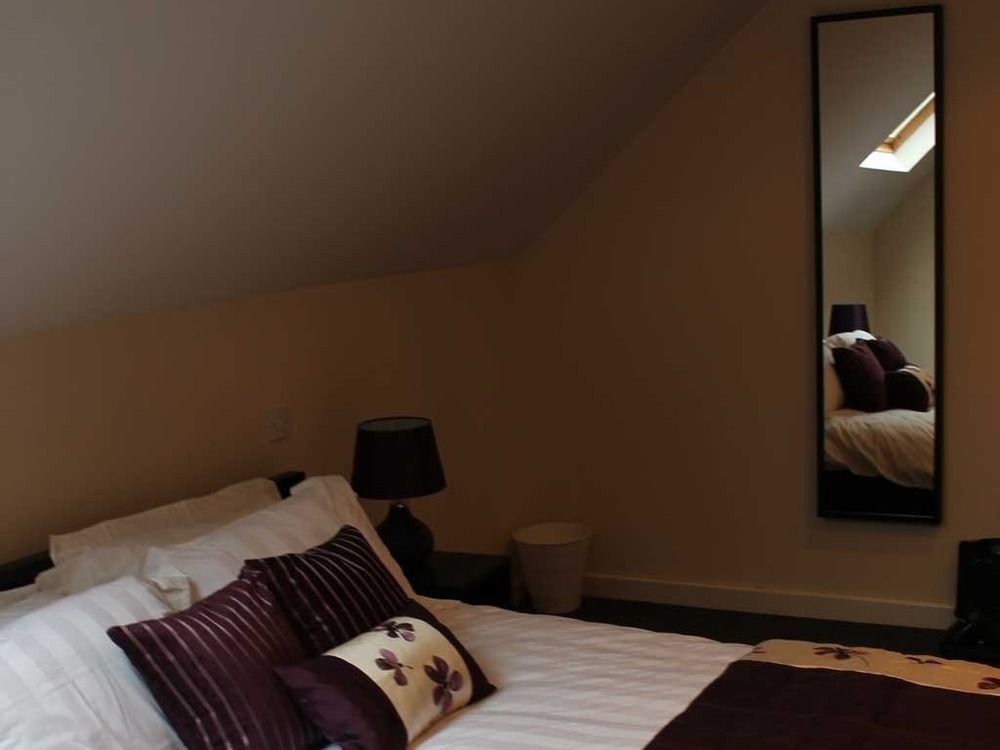 Hotel We Three Loggerheads Gwernymynydd Exterior foto